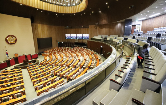 국회는 청소중 국회 파행이 두 달 넘게 이어지고 있는 13일 국회 관계자들이 본회의장 2층 방청석 청소를 하고 있다. 추가경정예산안을 비롯한 민생법안 처리가 시급한 상황에서 국회 정상화를 둘러싼 여야 갈등이 계속되고 있다.  연합뉴스